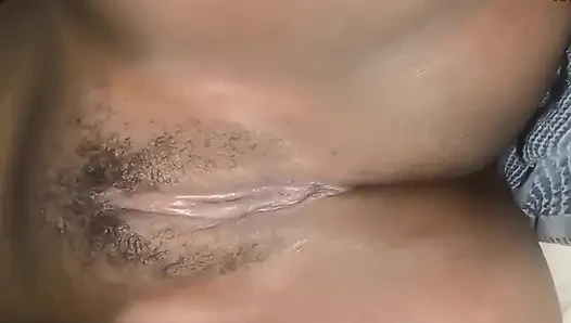 Играет со своей киской