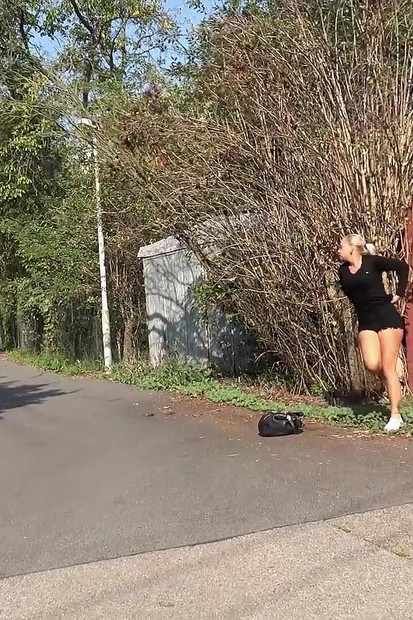 Naomi i naturen av Got 2 Kissa där tjejer kommer att pissa