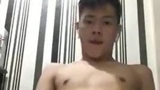 Jonge Aziatische jongen die zich aftrekt tijdens de chat (17 &#39;&#39;)
