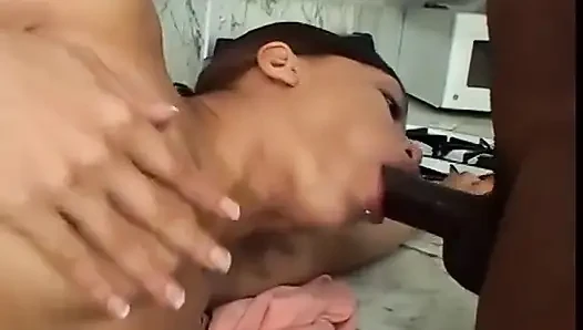 Gadis remaja kulit hitam yang imut lagi asik nyepong kontol