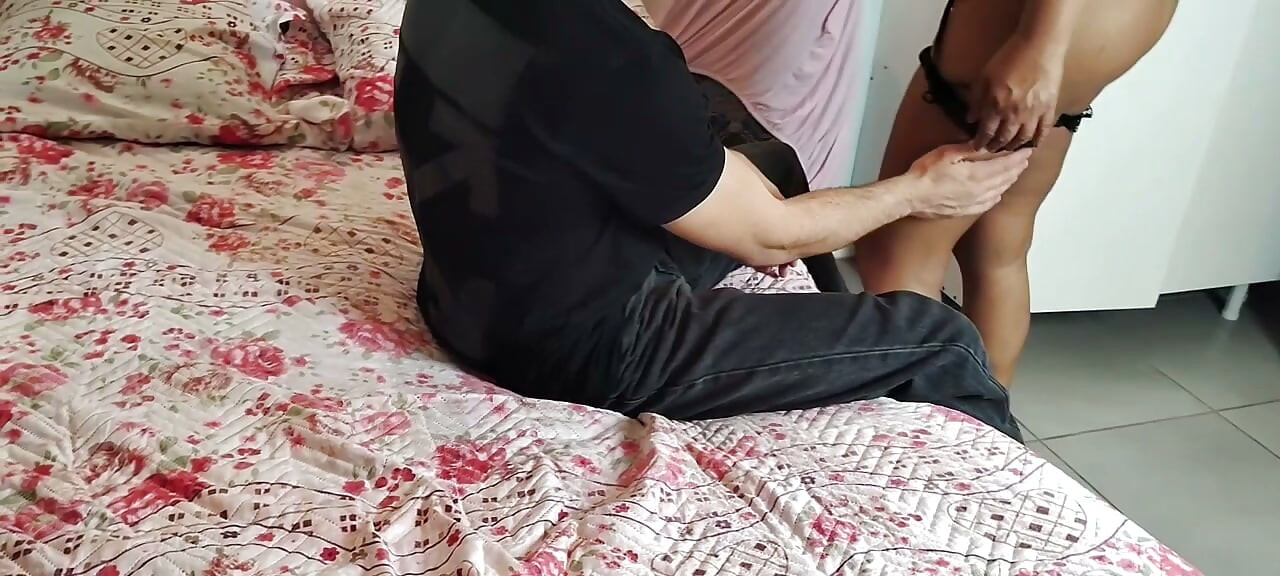 Der freche stiefsohn steckt seinen Penis in den arsch seiner stiefmutter.