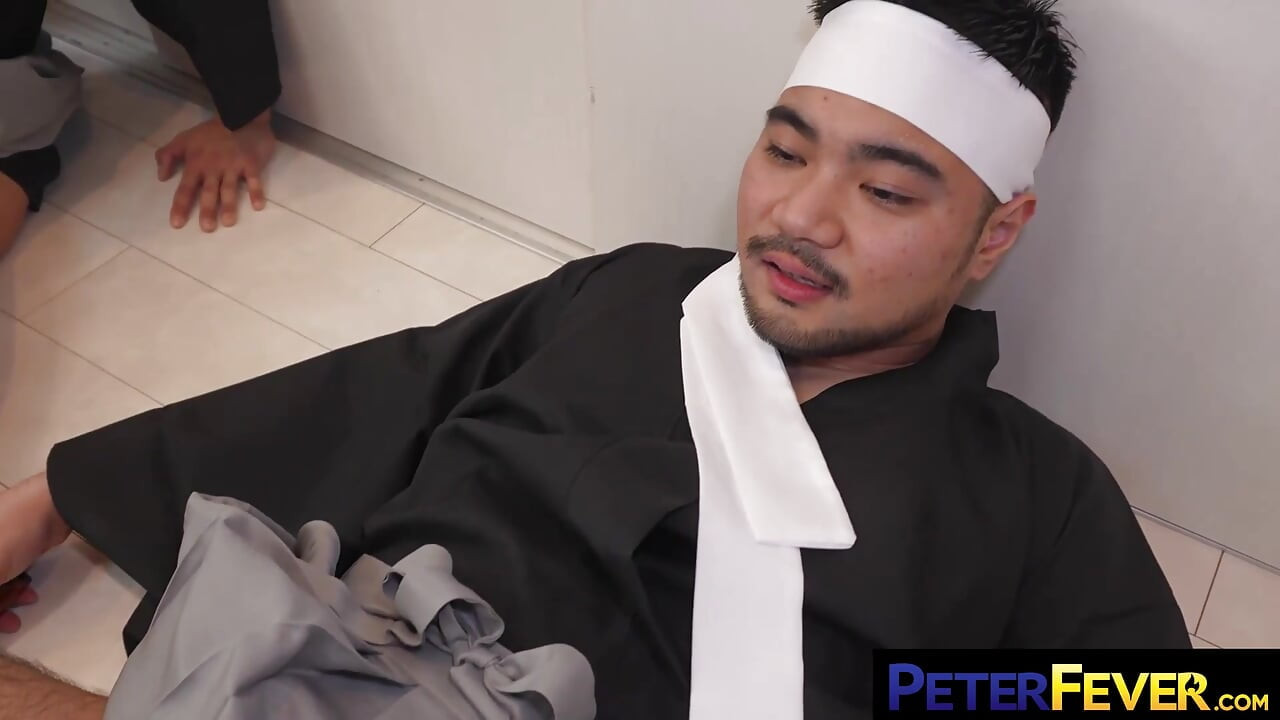PETERFEVER Kosukes lüktető szamuráj fasza szélesre tárja Riót, készséges segglyukat