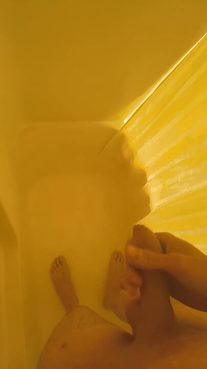 Banyo aşkı, boşalmam için beni sıvazlıyor