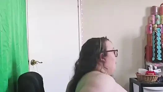 Şişman iri güzel tanrıça yandan soyunuyor ve hareket ediyor