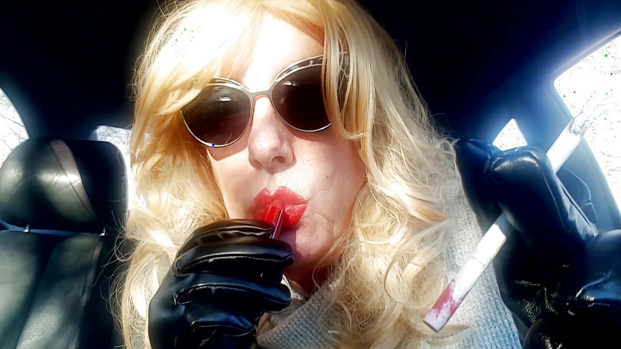 MATURE CD BLONDE SMOKING VS 120s AND APPLYING RED LIPSTICK