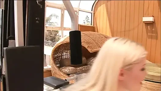 Dik memeli sarışın güzellik ateşli seks için seksi pembe üstünü çıkarıyor