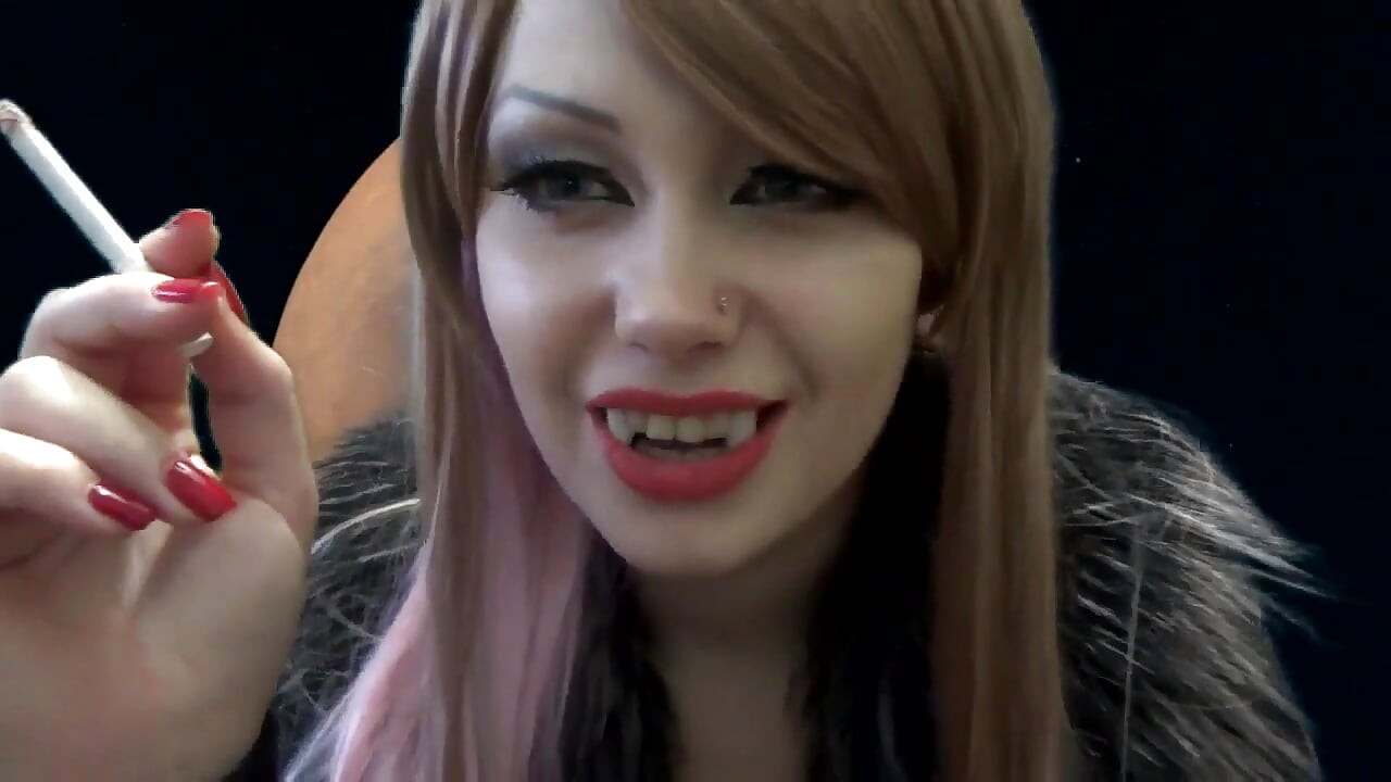 Sexy vampira má fumando e falando com você!
