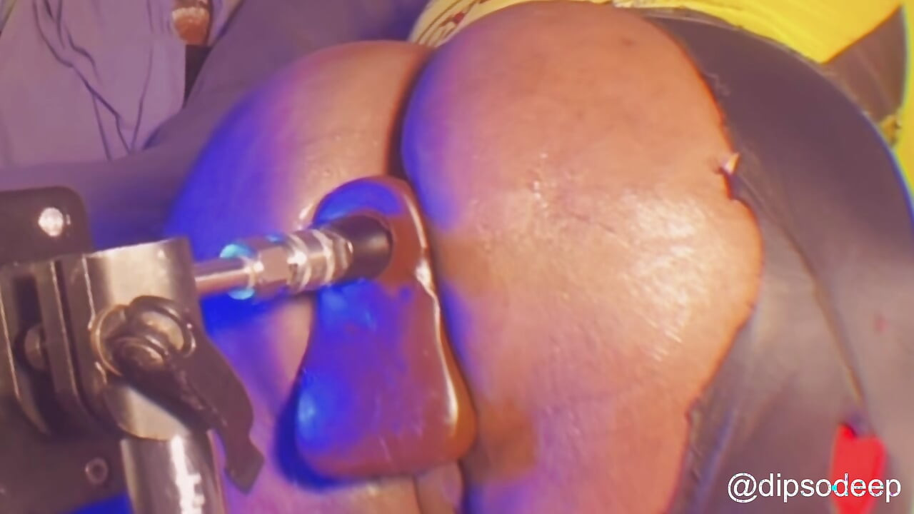 Жадібна покірна дірка трахає ділдо-машину