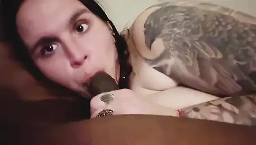 BBW Ariana Fox schafft keinen Tag ohne schwarzen Schwanz im Mund