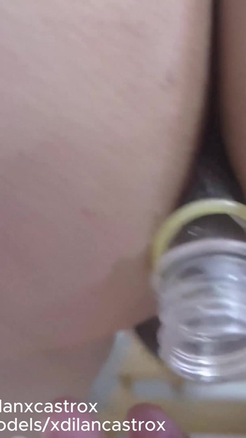 Zapanjujući trenutak iz filma "Poslušna mladica u suknji jebana bez kondoma od svog dominantnog muškog svršavanja unutra"