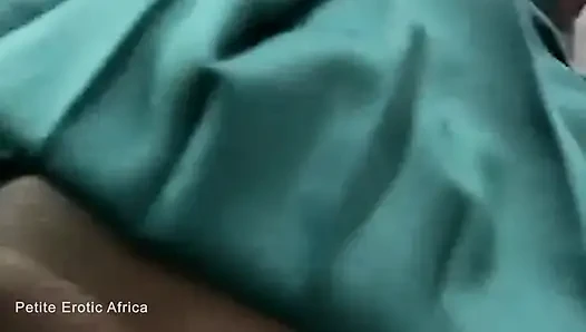 Gadis remaja kurus afrika lagi asik fingering memeknya pakai jari