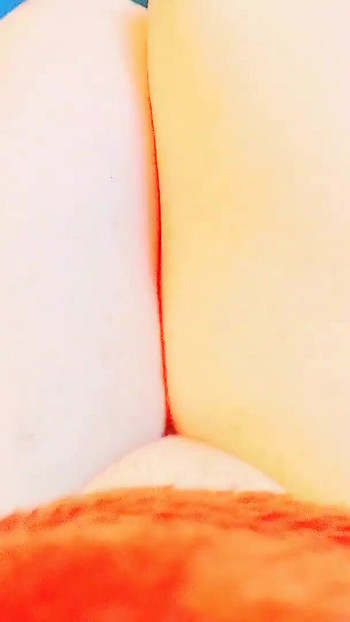 Ključni trenutak iz "HANDS FREE CUMSHOT FEMBOY MASTURBIRA S SLATKIM GLATKIM NOGAMA STVARAJUĆI VRUĆI TERET VELIKE FONTANE SPERME"