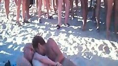 Festa del sesso sulla spiaggia nudista del club di scambisti di velluto