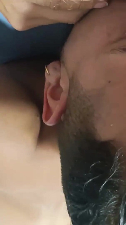 軍用繊維性のベアバックで大きなチンコとセックス |クリップ1