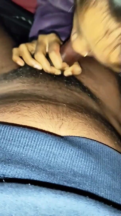 A garota do bairro veio à minha casa e eu a fiz chupar meu pênis. | Clipe 1