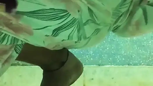 Индийская жена писает и показывает розовую киску