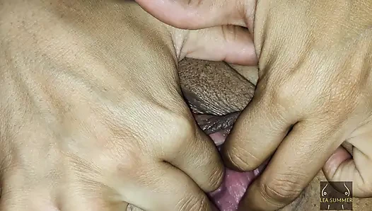 Ich berühre meine fette muschi, öffne sie mit meinen Fingern und stecke sie hinein. (nahaufnahme)
