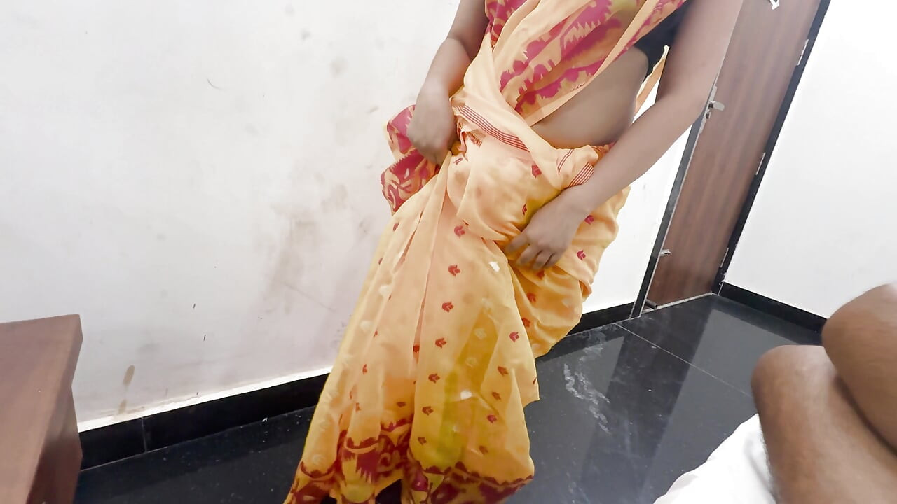 Malkin Ke Bahar Jaate He Nokrani Ne Extra Money Ke Liye Hardcore Sex Kiya