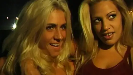 Versaute Taxifahrt mit heißen Blondinen