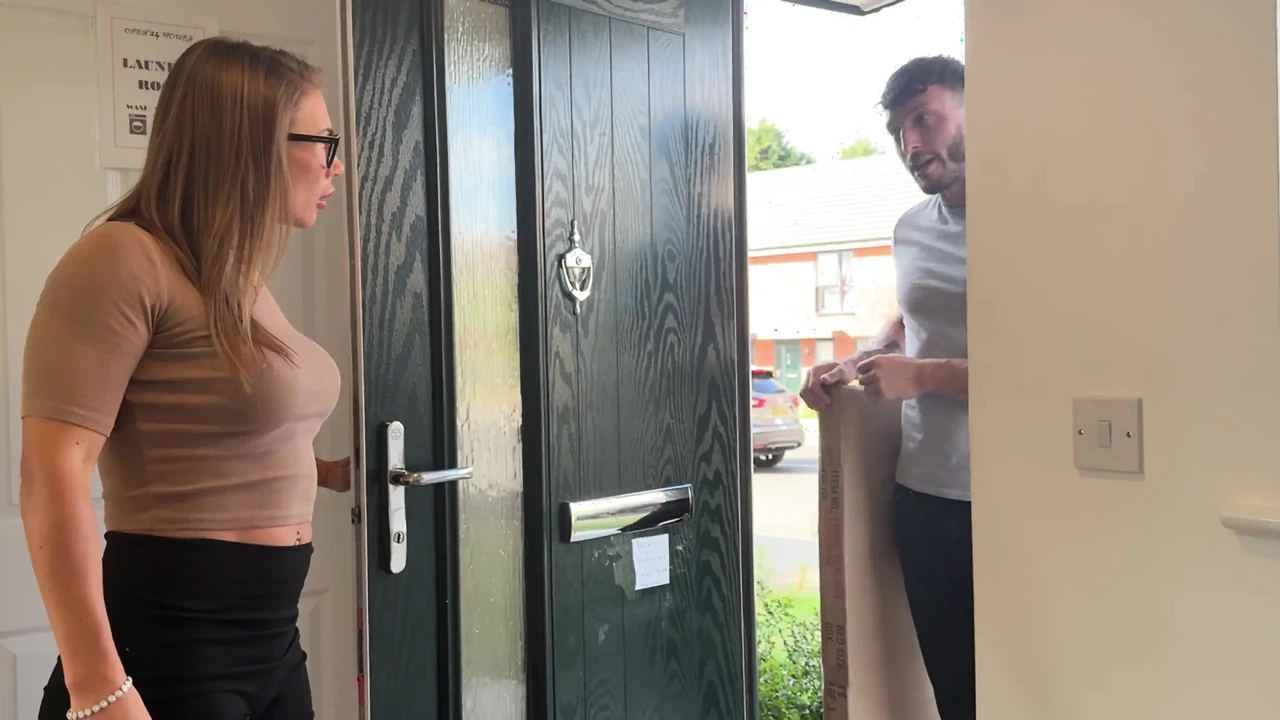 Lieferbote darf hausfrau gesichtsbesamung geben