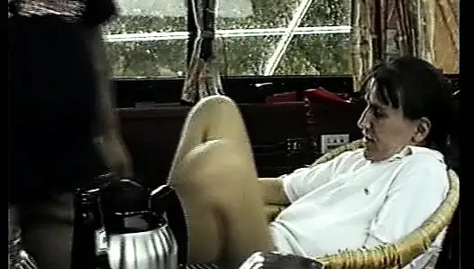 Ladygot jerman dewasa dicambuk dan dientot sambil fingering