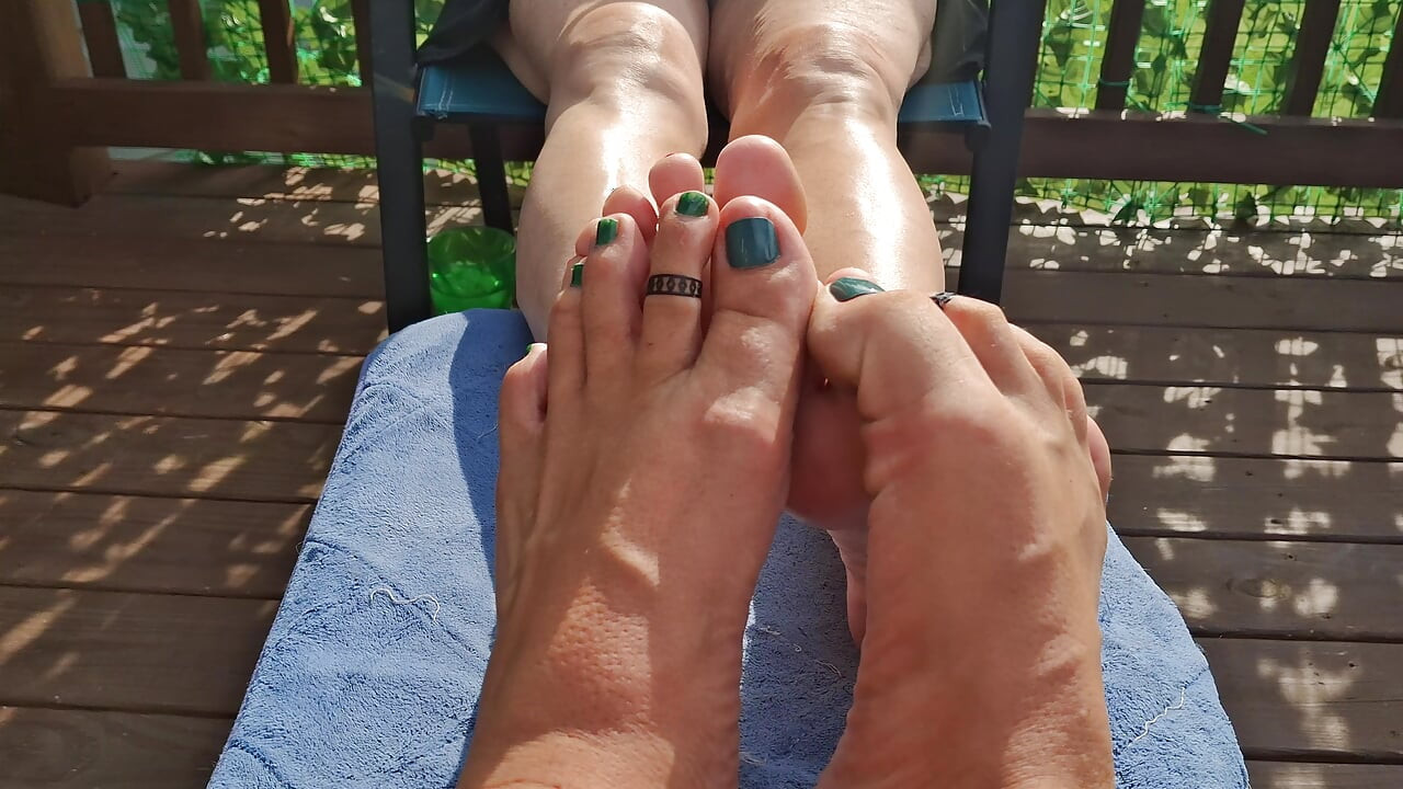Playing barefoot footsie with y girlfriend