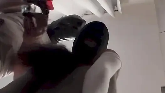 MilF mit verbundenen augen und geknebelt wird in muschi und mund gefickt