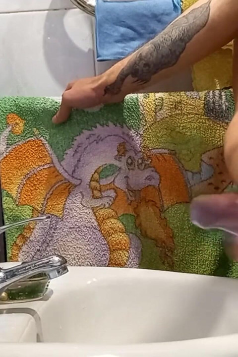 बाथरूम में, एक लड़की मेरे लंड का हस्तमैथुन करने में मेरी मदद करती है