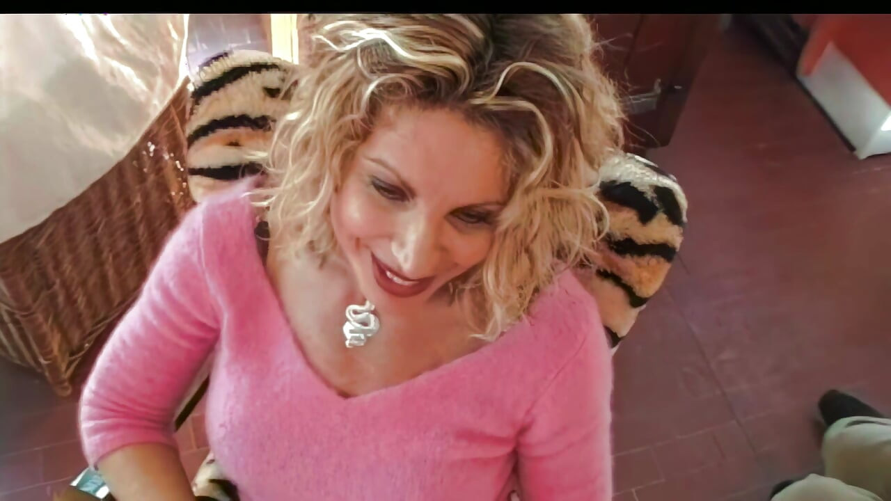 جلسة تصوير أليسندرا شيافو، سكس هاتفي، ومقابلة