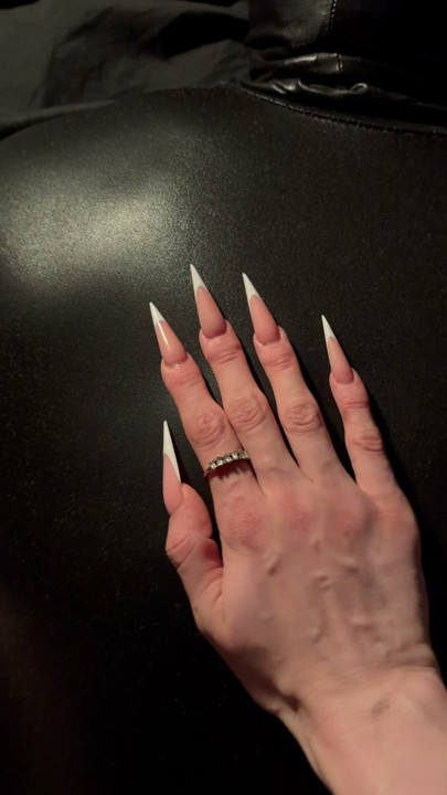 Sois honnête ! Tu meurs d'envie de sentir mes ongles acérés sur ta peau comme ça ! En rampant et en griffant jusqu'à ce que ça fasse mal ! Suis mon OF !