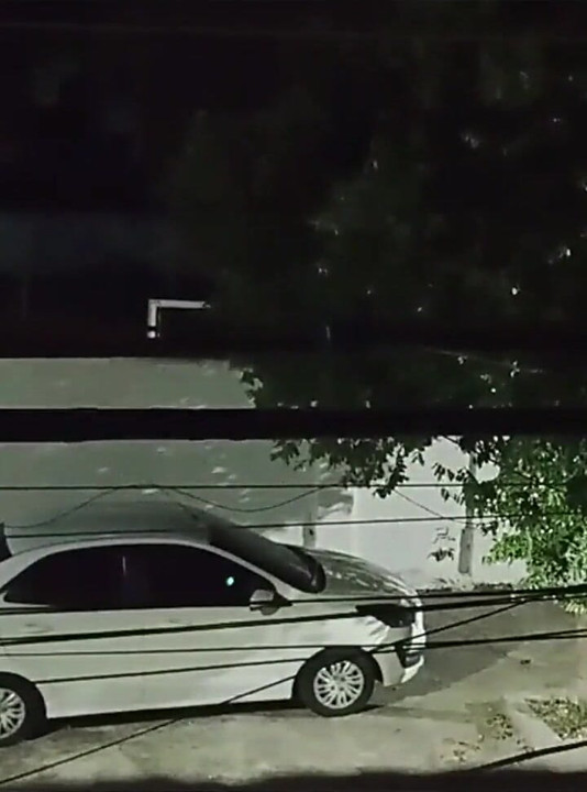 Fucks with Lover in the Car in Front of the House and Comes Back Full of Cum Smiling