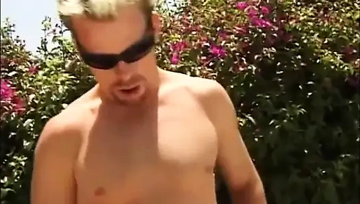 Черно-белую волосатую киску трахают, лижут в саду... сперма в рот