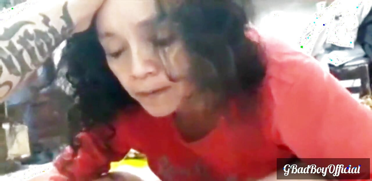 Yaşlı kadın genç bir adamın yarağının tadını çıkarıyor