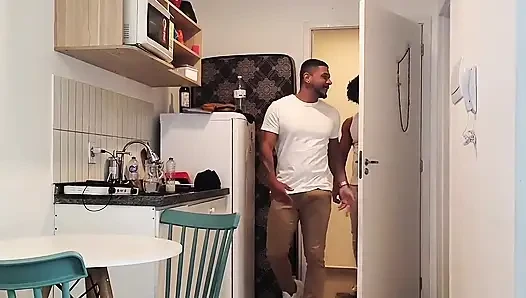 Yaramaz Brezilyalı sarışın, kuzenlerini seks yapmaya çağırdı