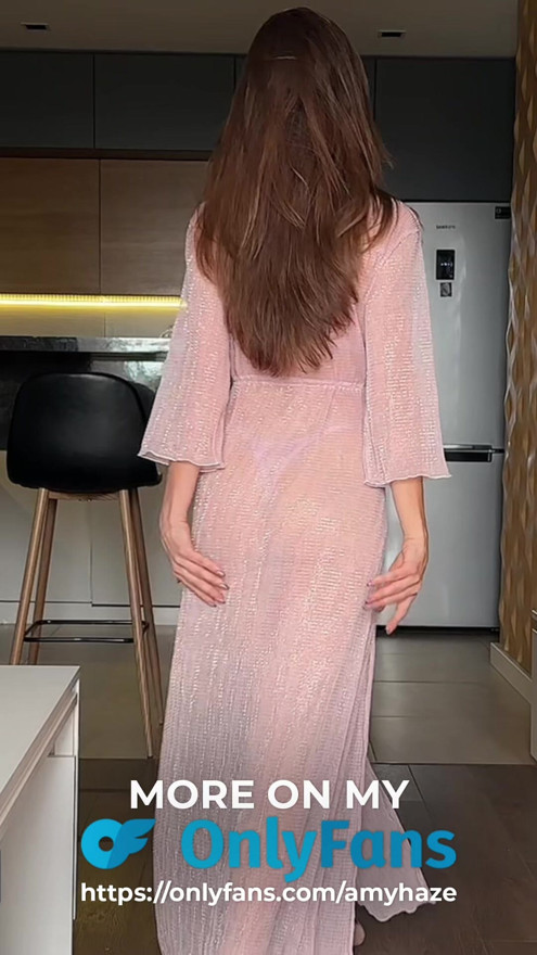 Morena gostosa brinca com você com sua bunda grande e suculenta em um roupão