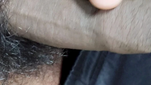 Yengeyi görünce penis ayağa kalktı, sonra banyoya gidip yumruk attı.