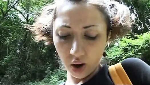 Edepsiz yaşlı domuz sevimli bir genç kızla sikişiyor