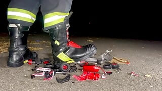 Vatrogasac zgnječi igračku vatrogasno vozilo