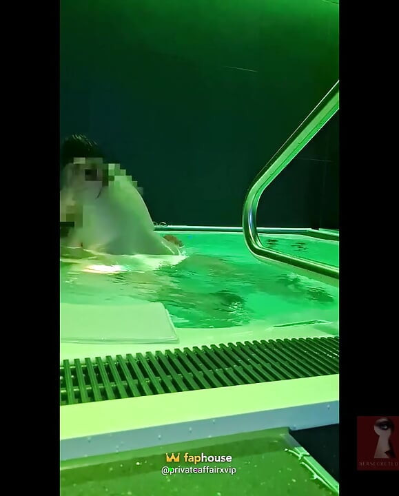 Fã De 18 Anos Me Viu No Spa Público E Me Encheu De Banheira De Hidromassagem