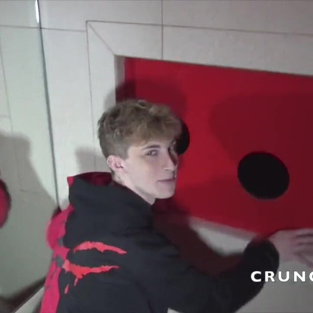 ブロンドのふしだらな女イケメンは、タトゥースで支配的なSlingbyで生犯