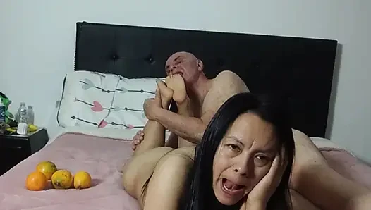 Sie spielt Tootsie Footsie mit Garabas und Olga