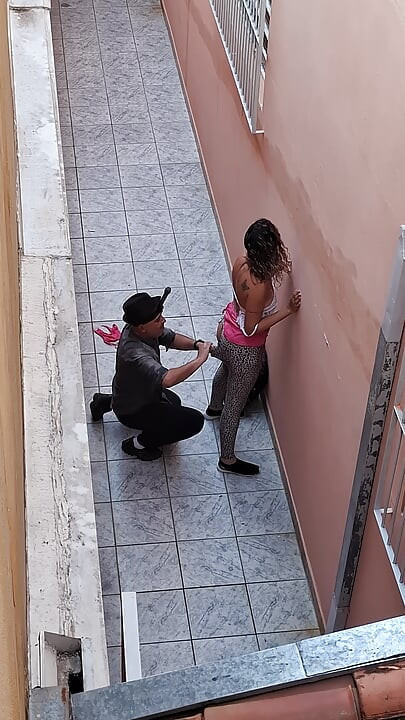 Άφησα το αφεντικό μου να μου σκίσει τα ρούχα αφού με έπιασε να καπνίζω.