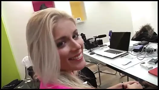 Seksi sarışın amcık büyük yarakla sikişiyor ve ağzına üçlü seks dölü emiyor