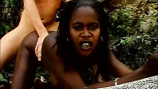 Cewek semok kulit hitam lagi asik nyepong dan ngentot kontol besar di luar ruangan