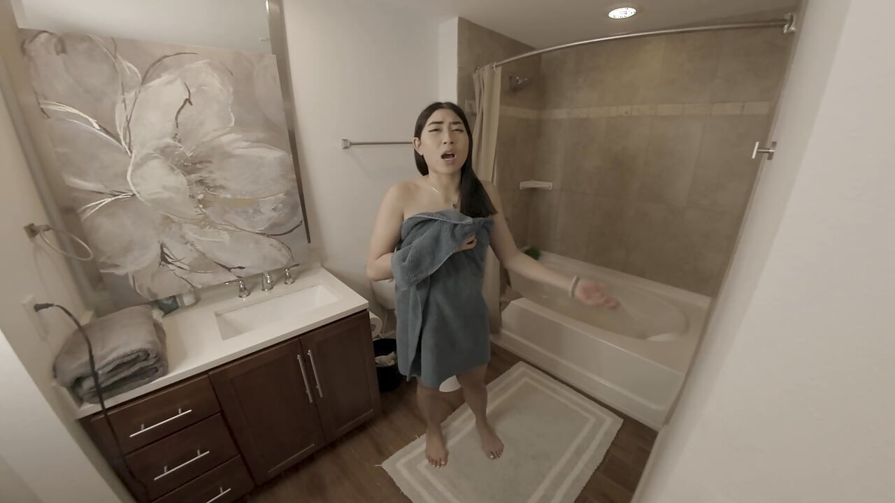 アジアの義理の娘がシャワーで義父を誘惑する P1