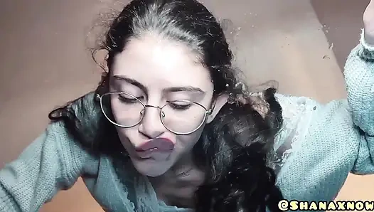 FETISCH SPUCKEN, SQUIRTEN UND PINKELN AUF EIN AUTO (TEIL 1)