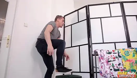 Fakehub originals - Clea Gaultier mit dicken möpsen probiert sexy kleidung in den umkleidekabinen an