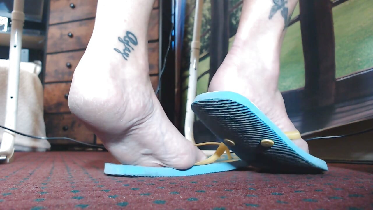 Permaian sepatu flipflop karet biru