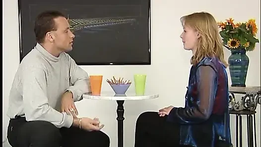 Сексуальная блондинка сосет хуище, затем пихает его в ее бритую киску