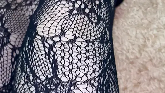 Aku lagi asik mainin kakiku dengan stoking seksi dan sepatu bot